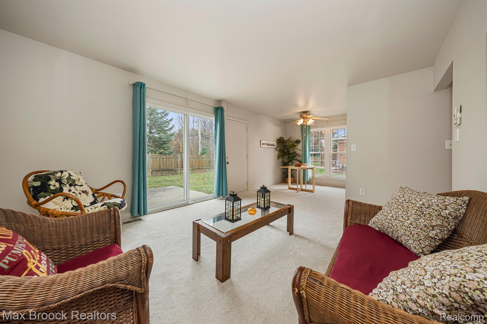 17525 Rudgate Street Southgate, MI 48195 - Photo 16 of 38 Living Room with view to the back patio