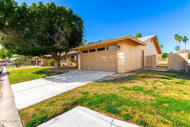 a view of a house with a yard