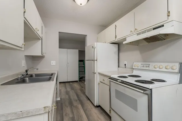 $114,900 | 2007 East 122nd Street, Unit B15, Burnsville, MN 55337