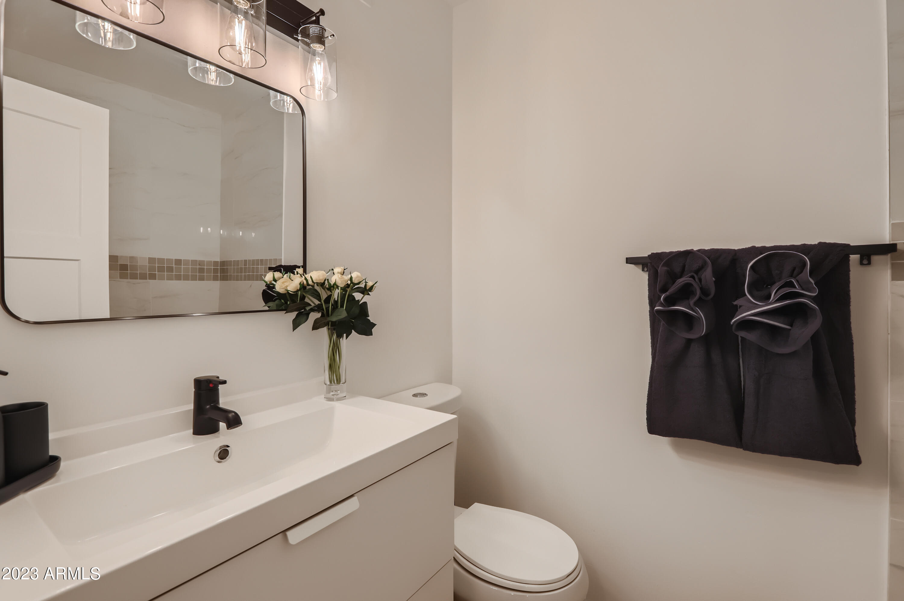 1320 East Bethany Home Road, Unit 42 Phoenix, AZ 85014 - Photo 9 of 13 09 Bathroom
