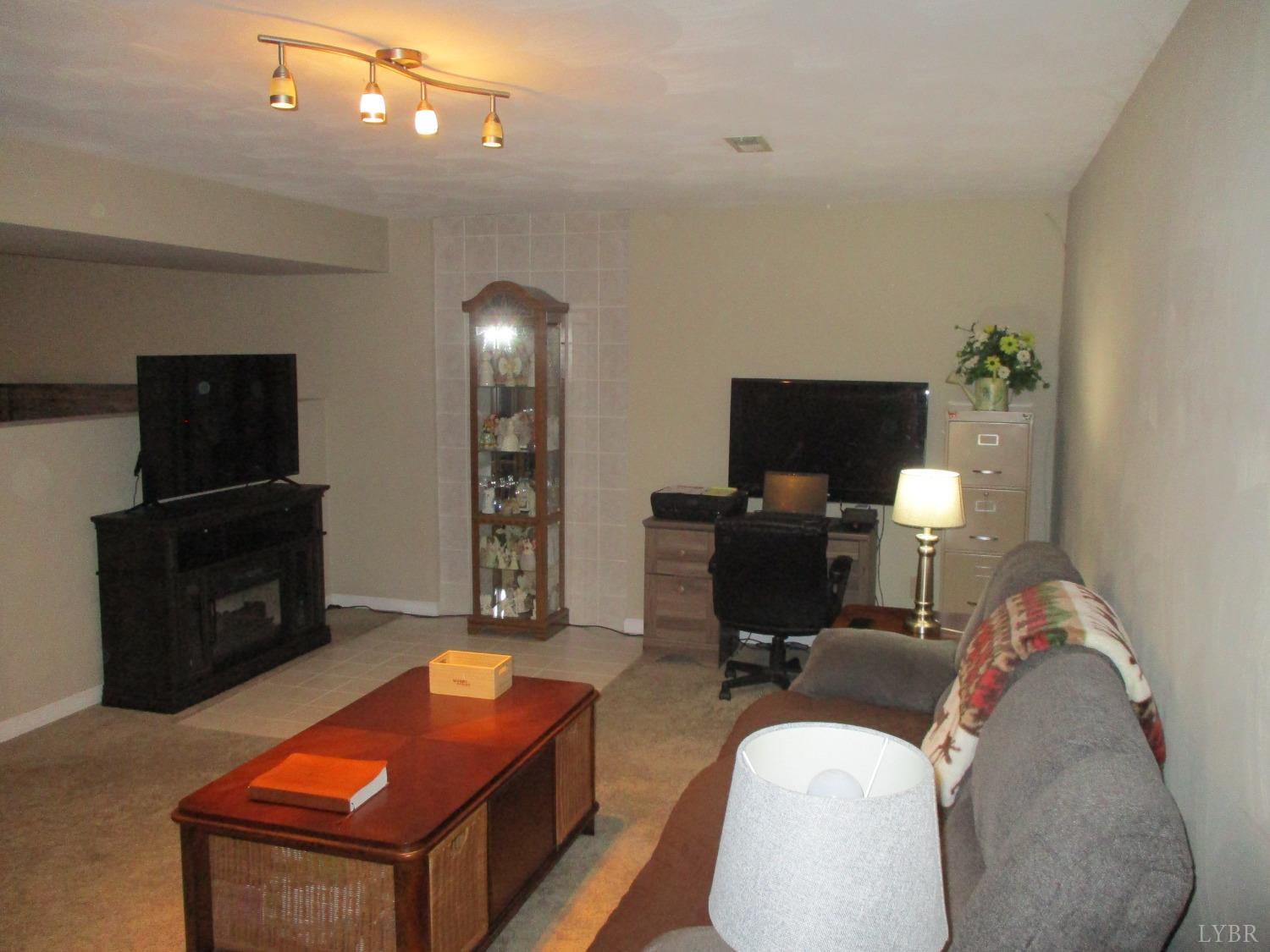 1531 Mountain View Road Vinton, VA 24179 - Photo 23 of 36 Gallery Image 23