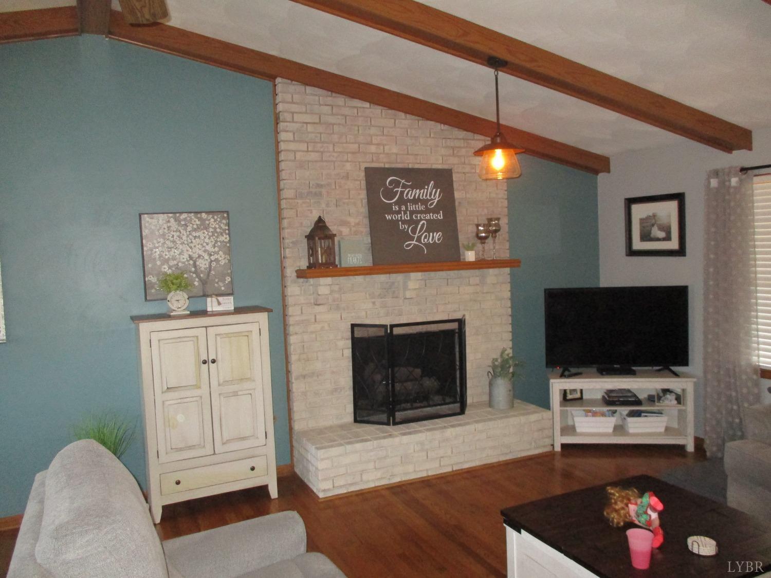 1531 Mountain View Road Vinton, VA 24179 - Photo 7 of 36 Gallery Image 7
