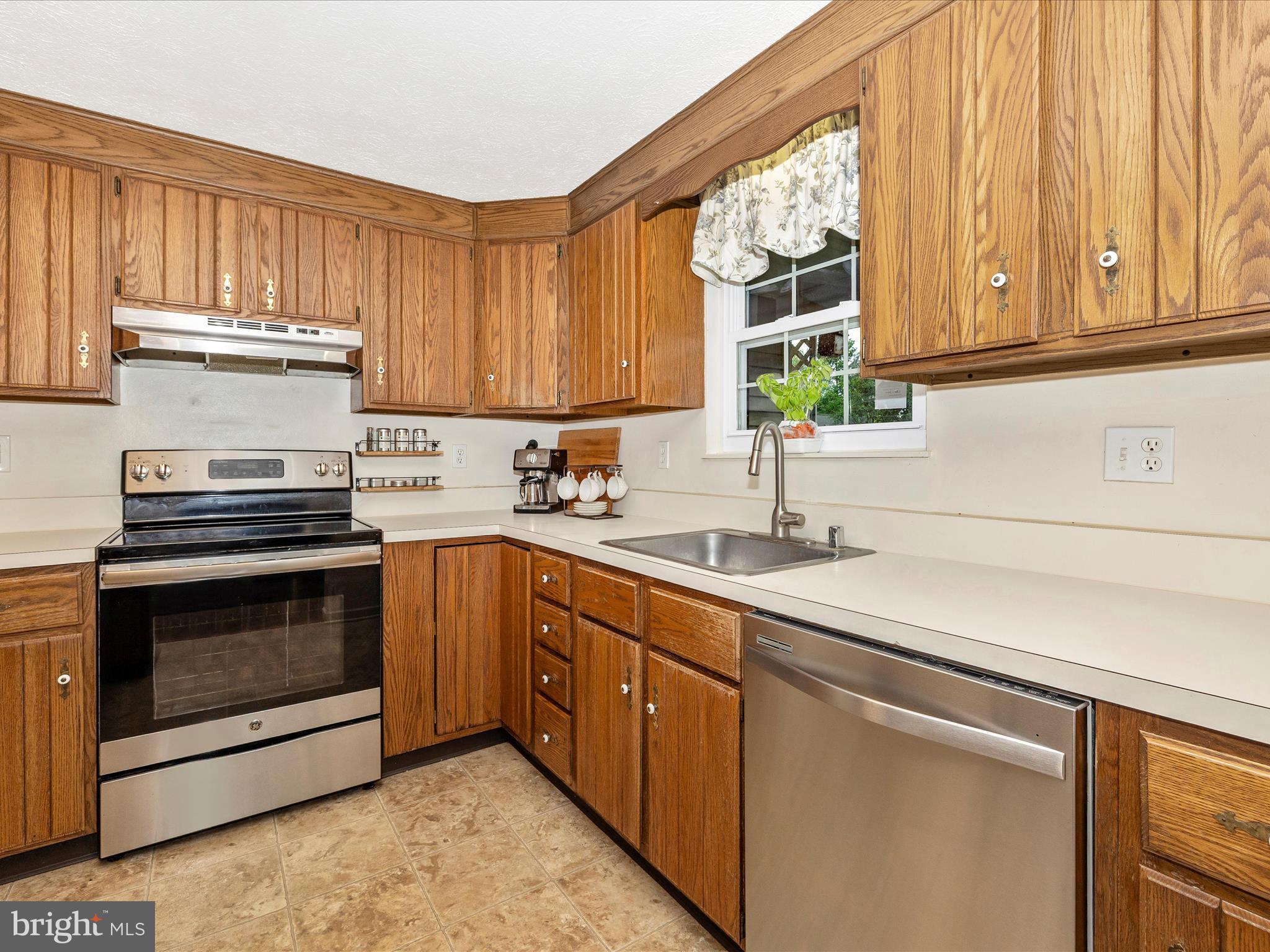 4310 Zircon Road Middletown, MD 21769 - Photo 16 of 86 a kitchen with stainless steel appliances granite countertop a sink a stove and cabinets