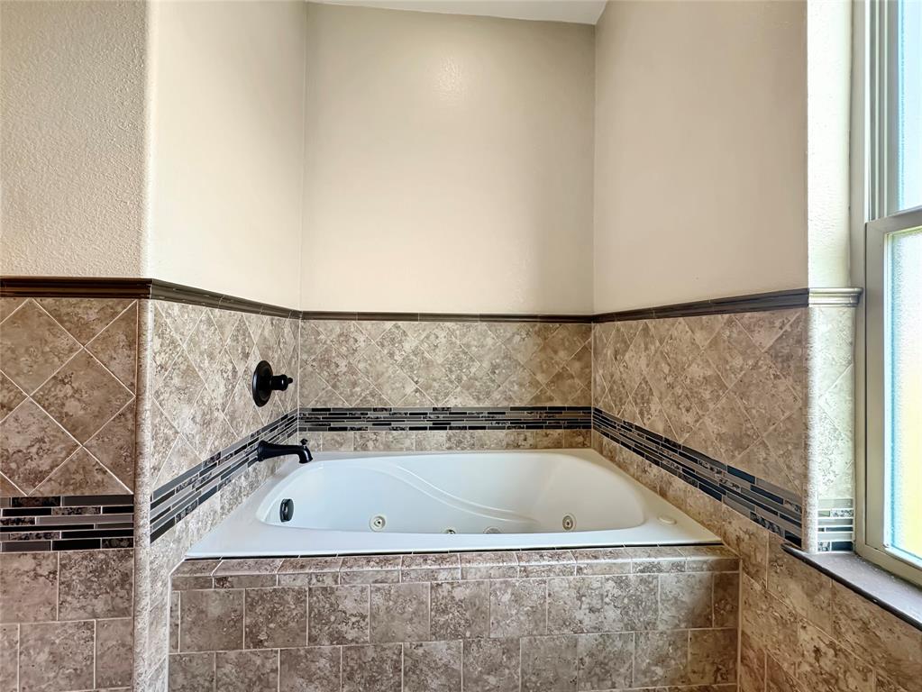 151 Crump Circle Red Oak, TX 75154 - Photo 12 of 21 Full bathroom featuring a jetted tub and a textured wall