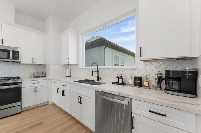 $2,690 | 1807 Lee Street, Houston, TX 77026