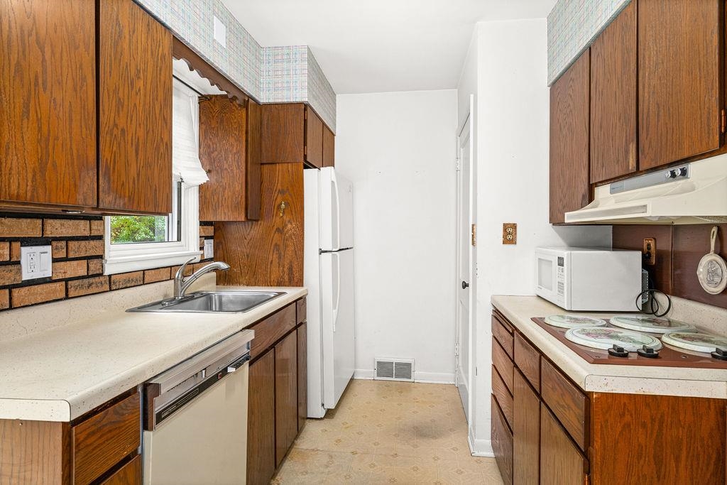 4931 Wyoming Street Duluth, MN 55804 - Photo 9 of 31