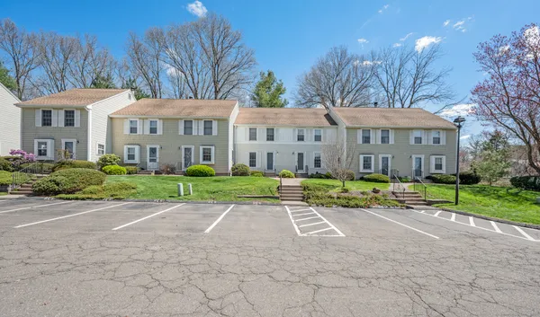 $2,500 | 4 Hubbard Run Drive, Unit 4, Glastonbury, CT 06033
