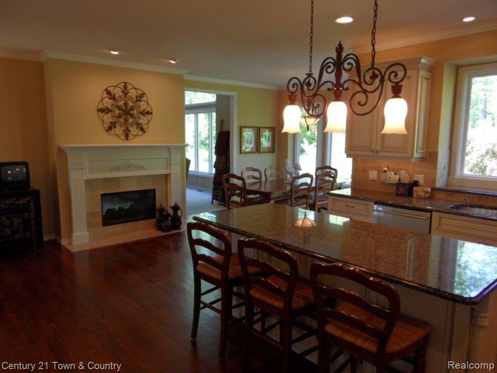 3195 St James Court Rochester, MI 48306 - Photo 10 of 25 Kitchen/Breakfast Area