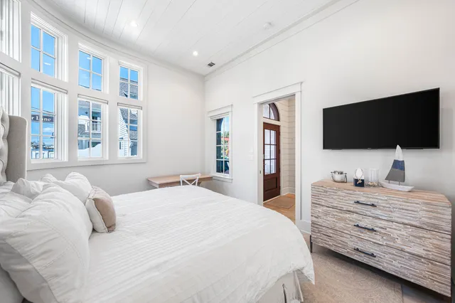 a en suite bathroom with a double vanity sink and a mirror