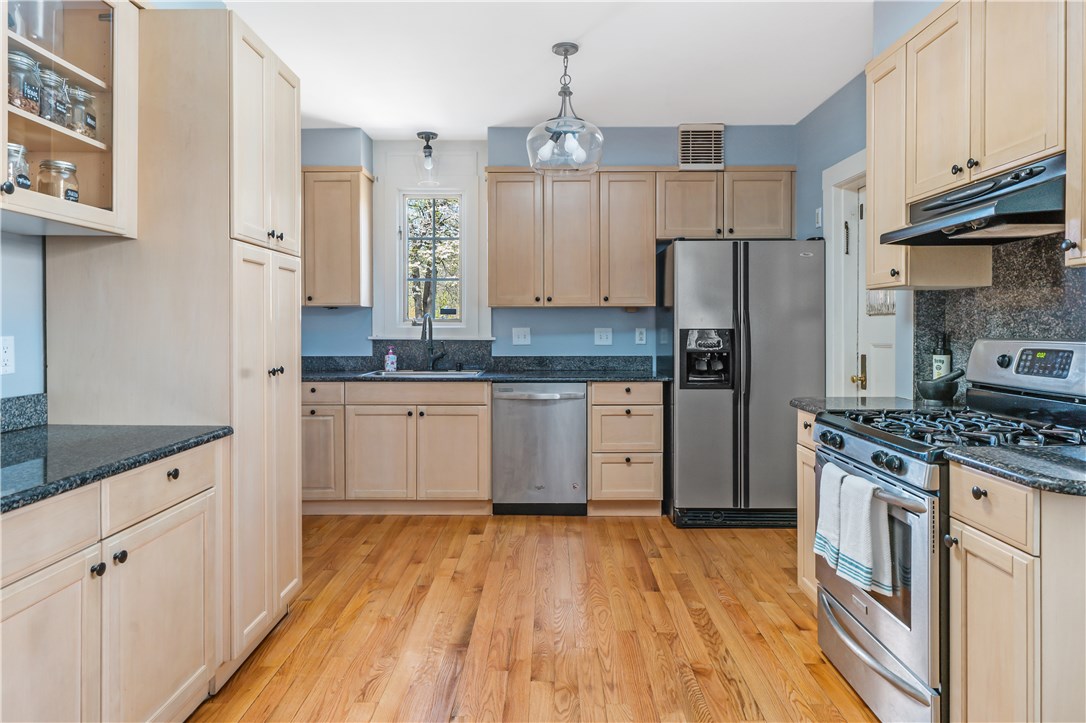 121 Woodland Road Woonsocket, RI 02895 - Photo 4 of 50