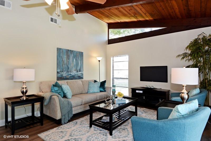 03_100GateRd63_165_LivingRoom_FlexMLS800