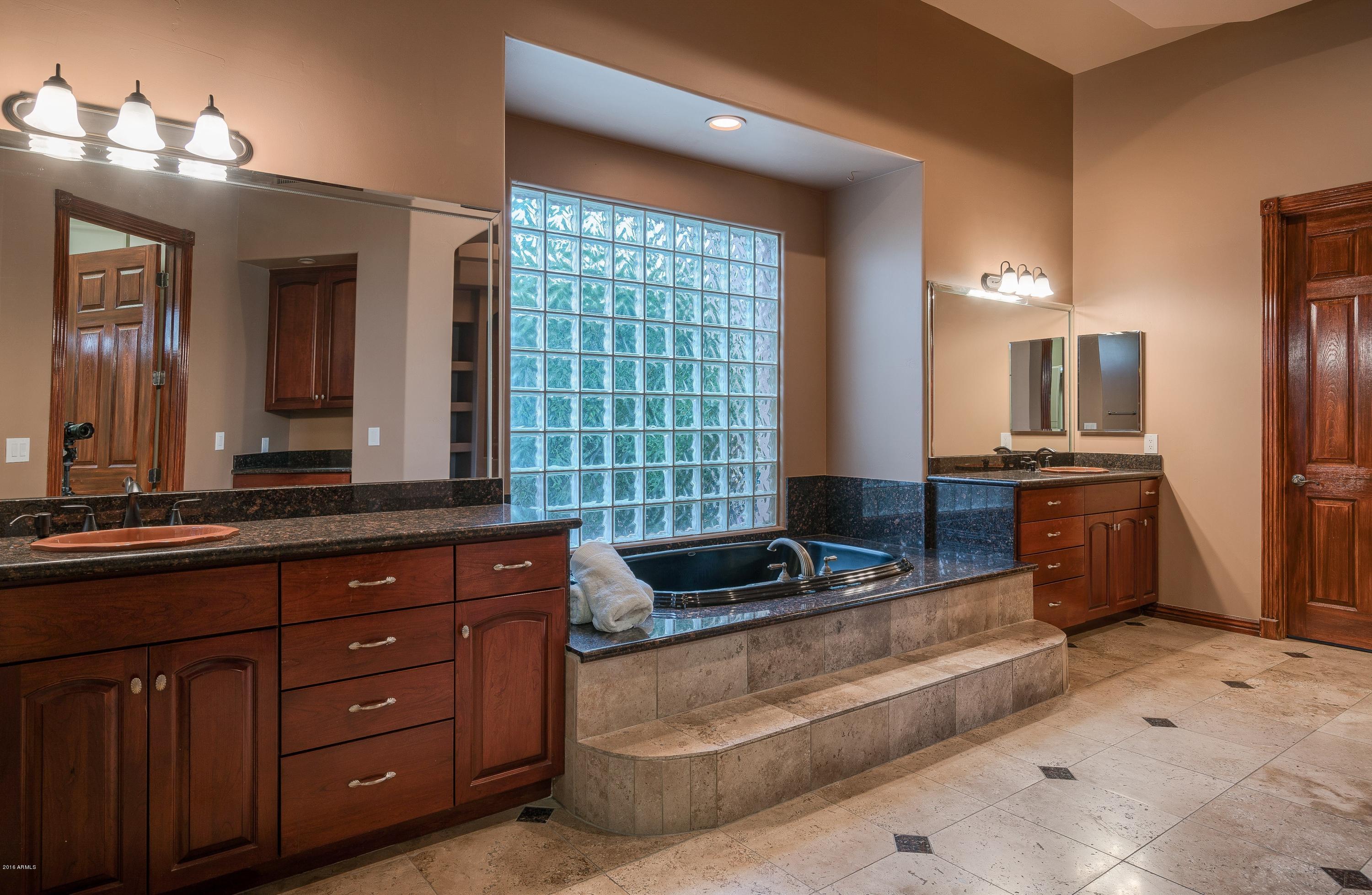 2885 East Robin Court Gilbert, AZ 85296 - Photo 31 of 61 019_Master Bathroom