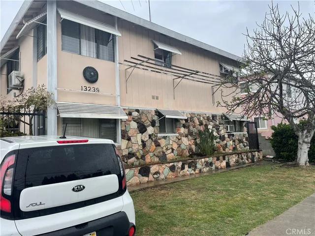 $1,900,000 | 13239 Oxnard Street, Van Nuys, CA 91401