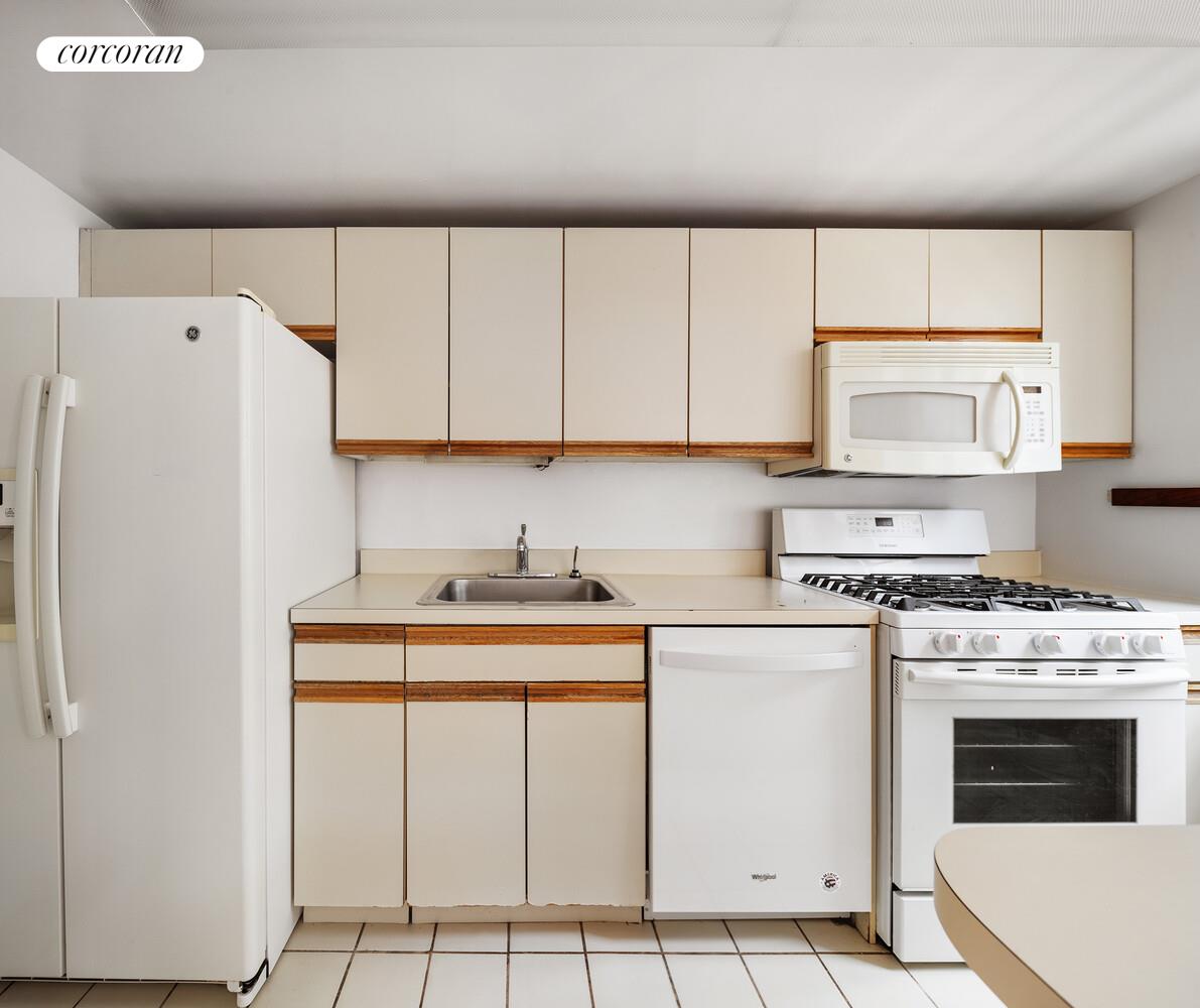 252 West 17th Street, Unit 8A Manhattan, NY 10011 - Photo 6 of 10