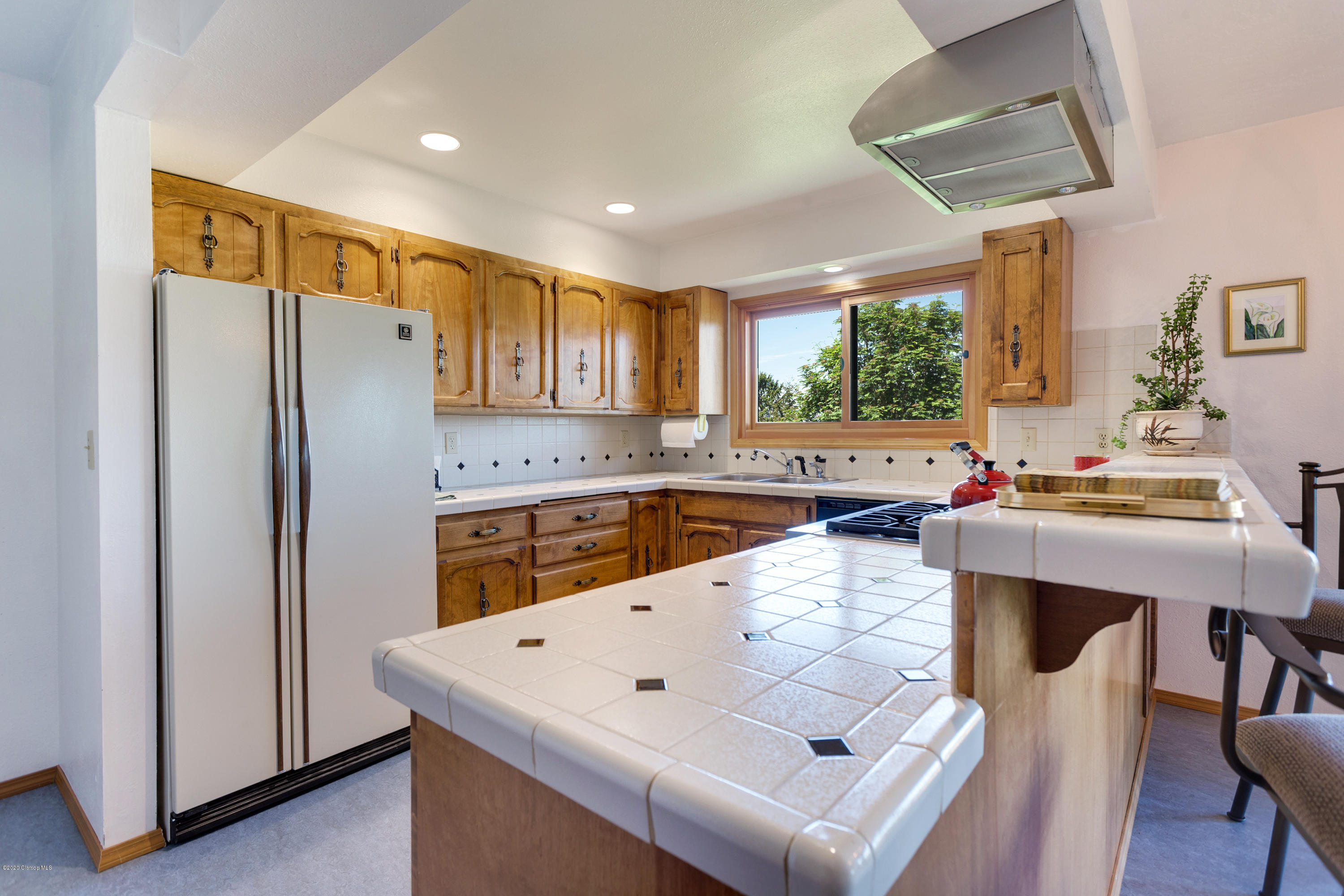 218 Spruce Street Wheeler, OR 97147 - Photo 9 of 18 tile countertop - breakfast bar
