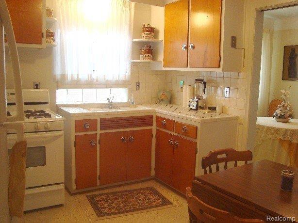 18658 Wick Road Allen Park, MI 48101 - Photo 7 of 12 Eat in kitchen & appliances stay