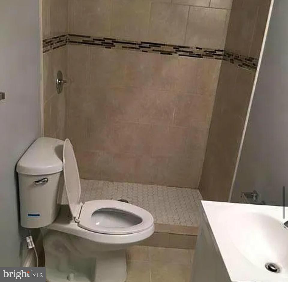 2023 West Lexington Street Baltimore, MD 21223 - Photo 10 of 10 a bathroom with a toilet and a shower