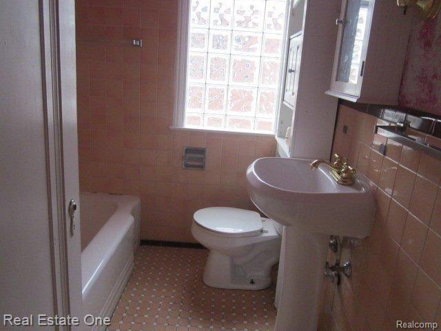 5582 Devonshire Road Detroit, MI 48224 - Photo 15 of 25 264 027858 UPPER UNIT BATH.JPG