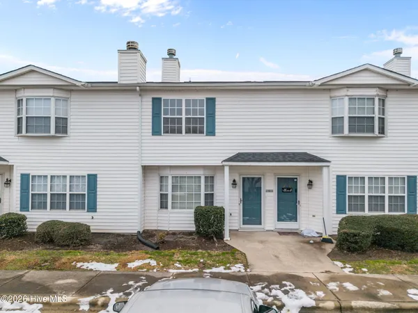 $950 | 3915 Sterling Pointe Drive, Unit JJ9, Winterville, NC 28590