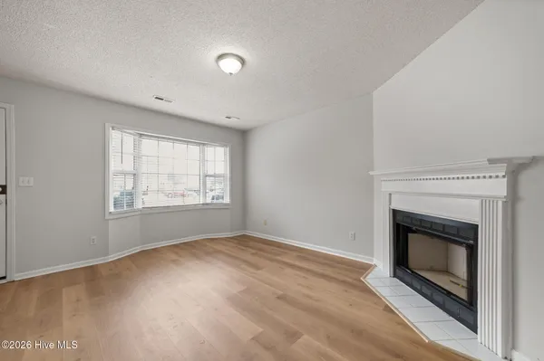 $950 | 3915 Sterling Pointe Drive, Unit JJ9, Winterville, NC 28590