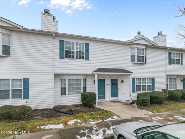 $950 | 3915 Sterling Pointe Drive, Unit JJ9, Winterville, NC 28590