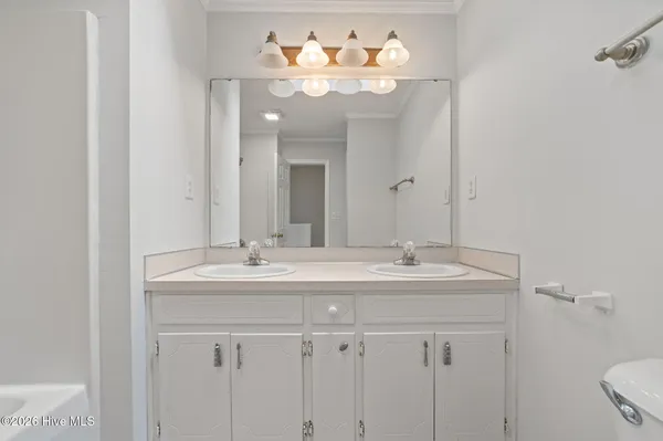 $950 | 3915 Sterling Pointe Drive, Unit JJ9, Winterville, NC 28590