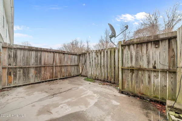 $950 | 3915 Sterling Pointe Drive, Unit JJ9, Winterville, NC 28590