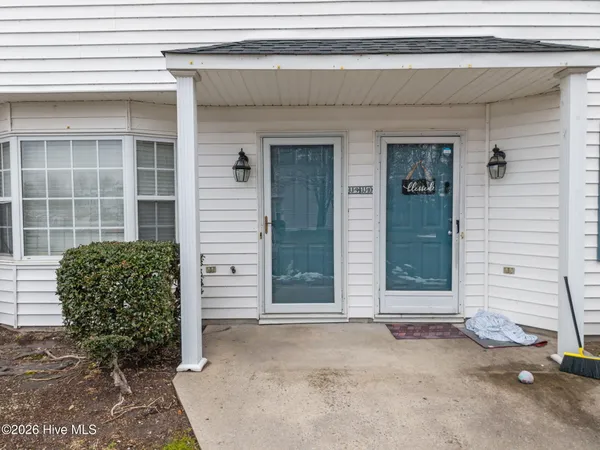 $950 | 3915 Sterling Pointe Drive, Unit JJ9, Winterville, NC 28590