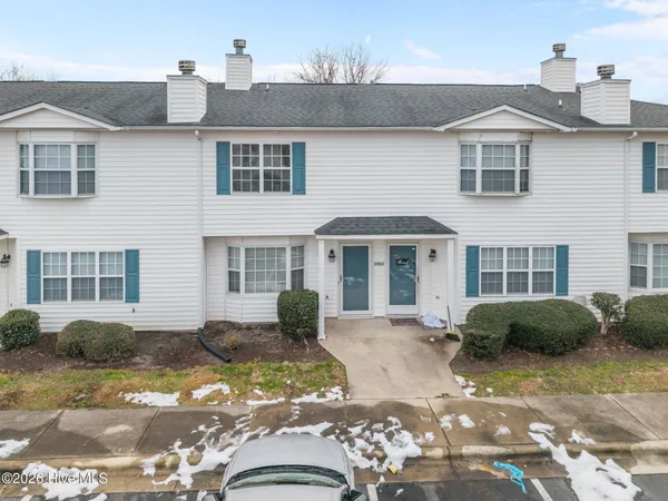 $950 | 3915 Sterling Pointe Drive, Unit JJ9, Winterville, NC 28590