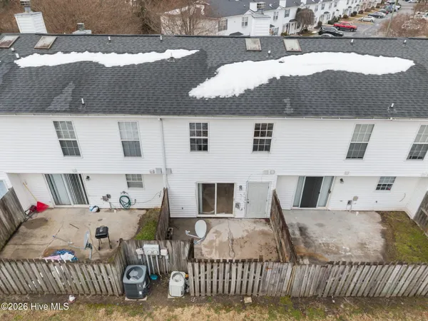 $950 | 3915 Sterling Pointe Drive, Unit JJ9, Winterville, NC 28590