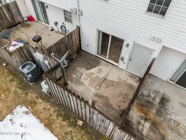 $950 | 3915 Sterling Pointe Drive, Unit JJ9, Winterville, NC 28590