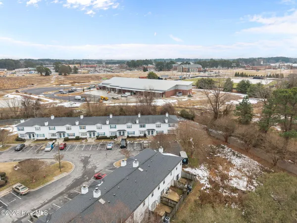 $950 | 3915 Sterling Pointe Drive, Unit JJ9, Winterville, NC 28590