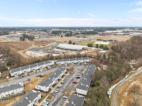 $950 | 3915 Sterling Pointe Drive, Unit JJ9, Winterville, NC 28590