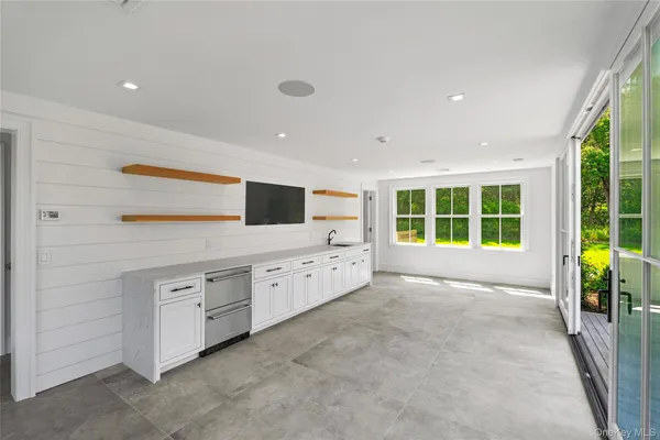 $4,575,000 | 161 South Road, Westhampton, NY 11977