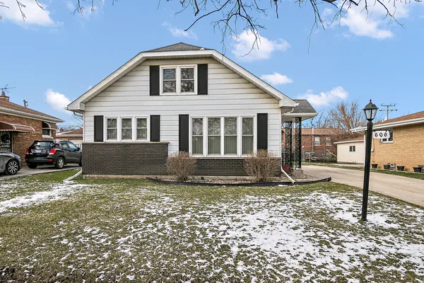 $179,900 | 606 De Angelis Court, Chicago Heights, IL 60411