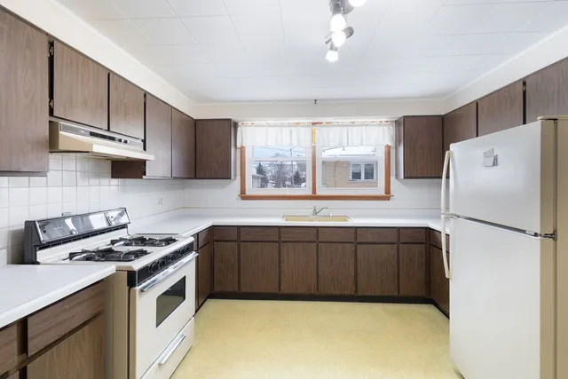 $189,900 | 606 De Angelis Court, Chicago Heights, IL 60411