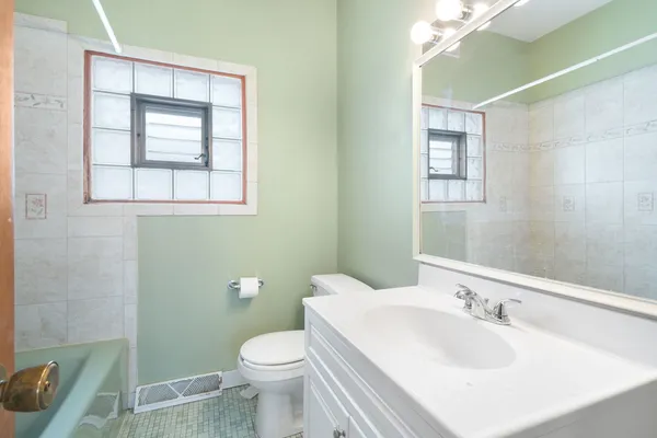 $179,900 | 606 De Angelis Court, Chicago Heights, IL 60411