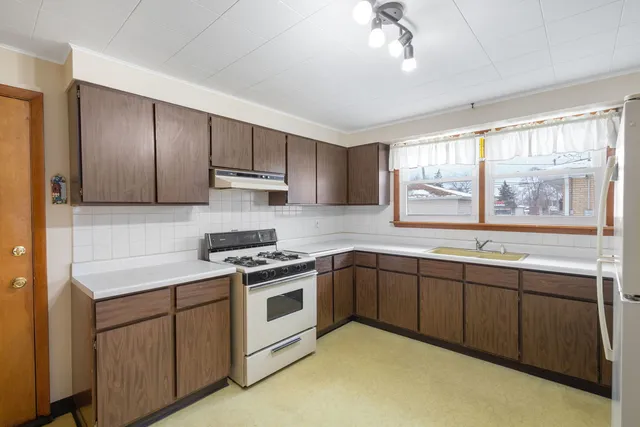 $189,900 | 606 De Angelis Court, Chicago Heights, IL 60411