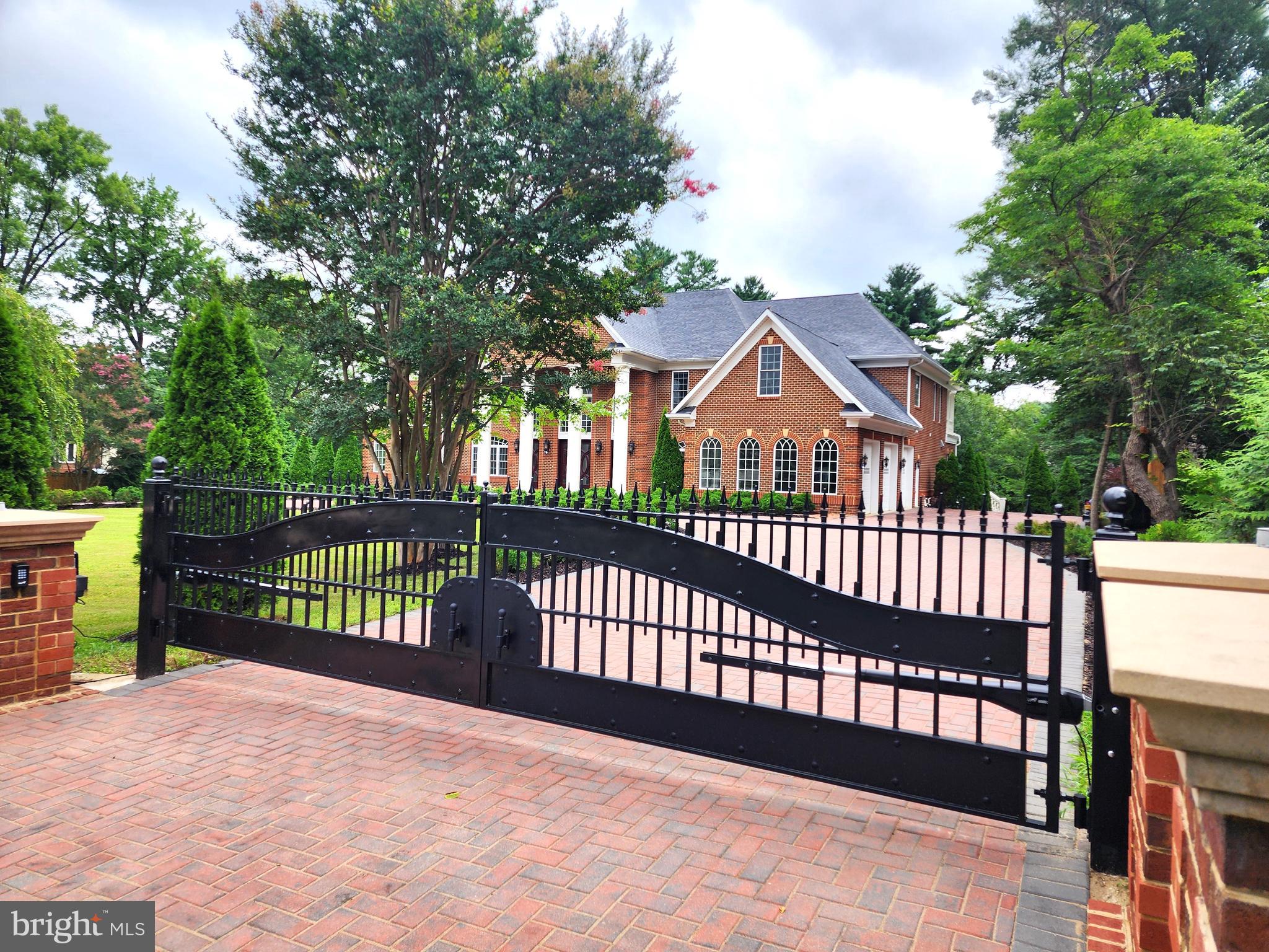 3617 Chain Bridge Road Fairfax, VA 22030 - Photo 4 of 83 Gate - Right side