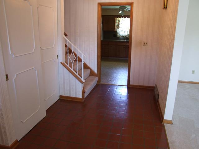 1362 Yorktown Road Columbus, OH 43232 - Photo 5 of 20 Gallery Image 5