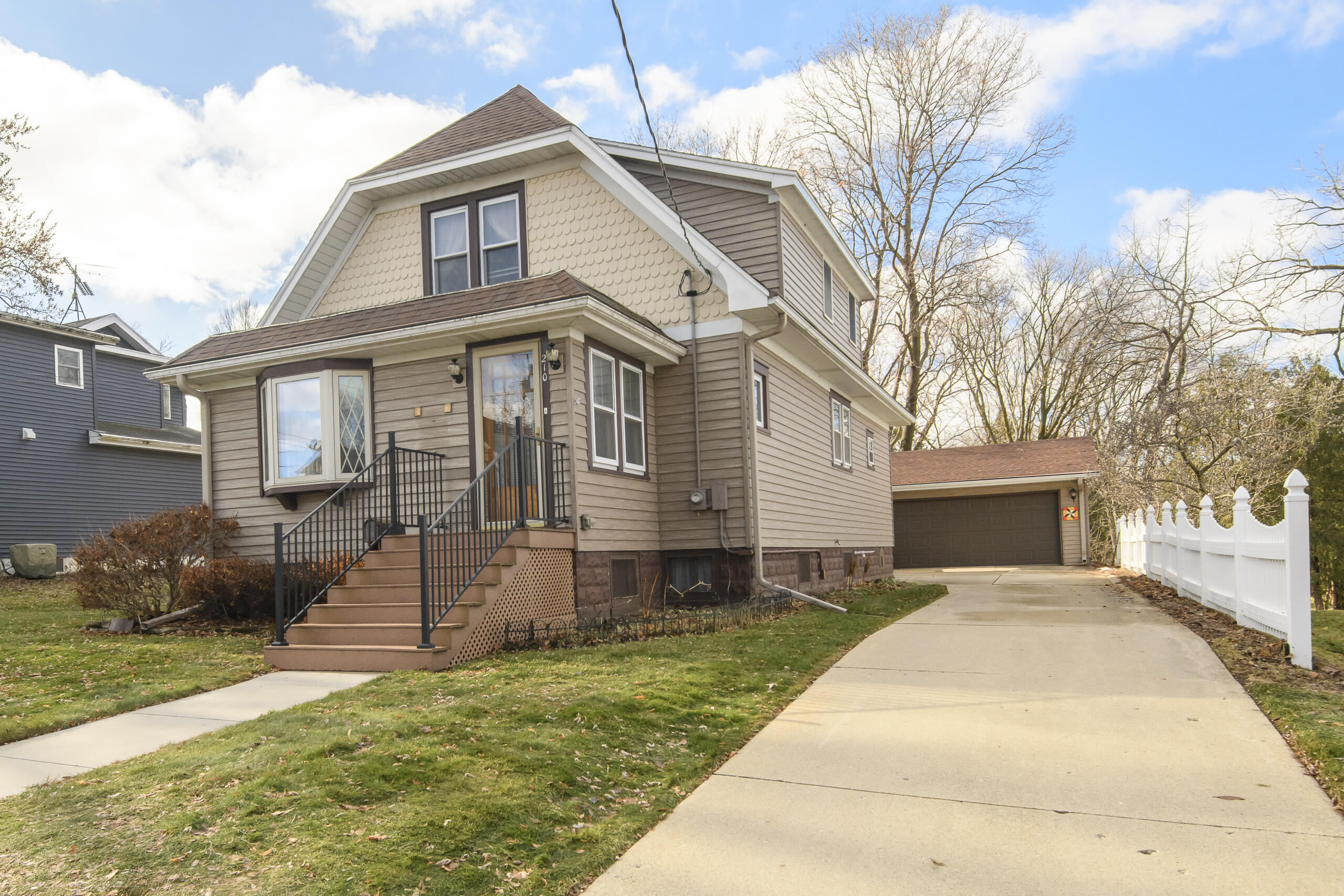 210 Chestnut Street Horicon, WI 53032 - Photo 5 of 54 Front 2