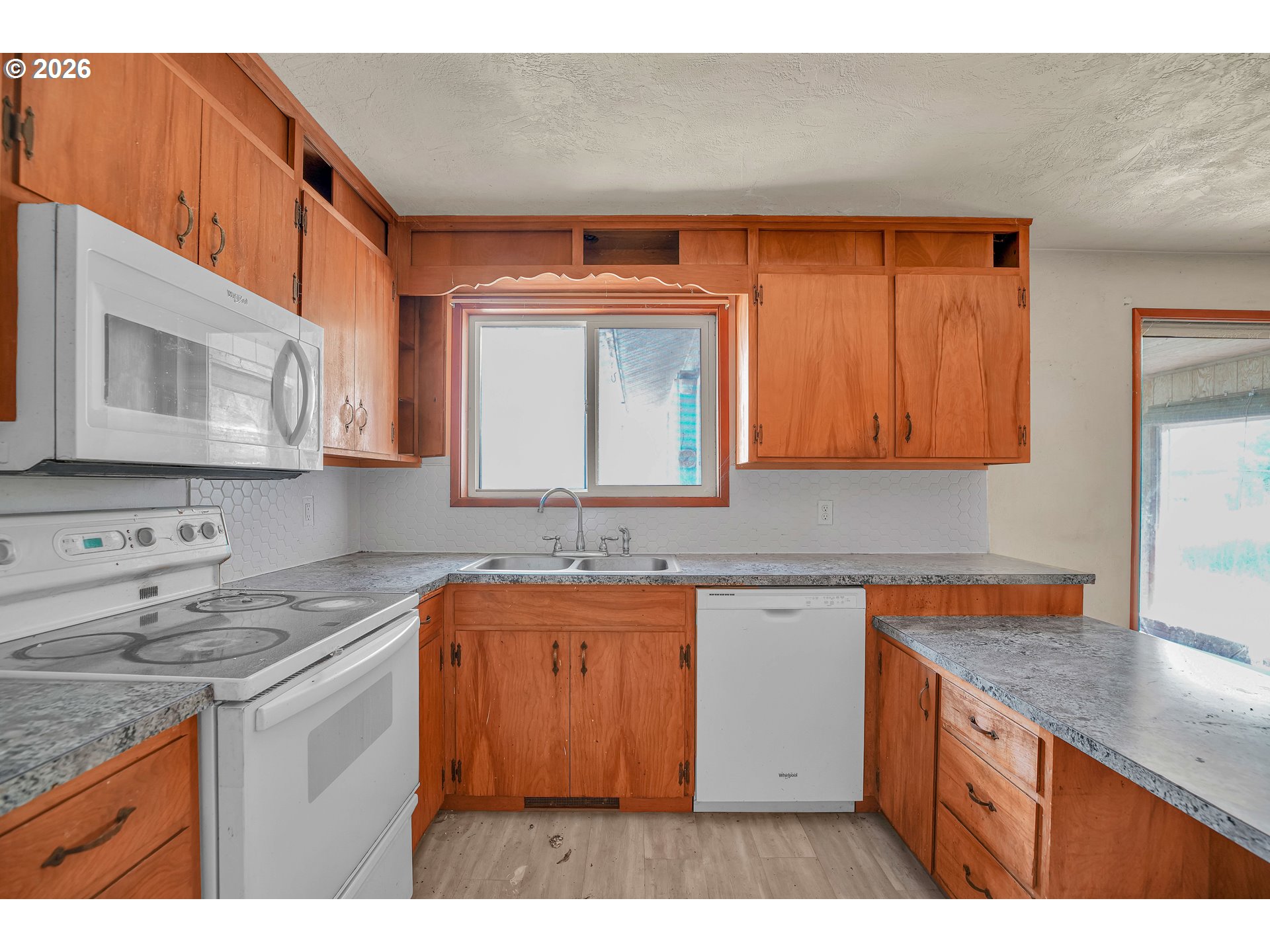 411 Baker Street Lebanon, OR 97355 - Photo 8 of 44