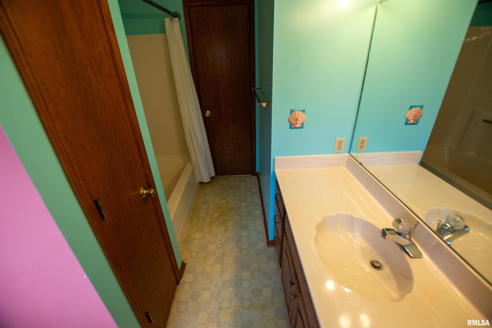 591 Breezypointe Drive Clinton, IA 52732 - Photo 32 of 62