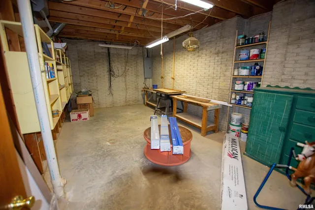 $300,000 | 591 Breezy Point Drive, Clinton, IA 52732