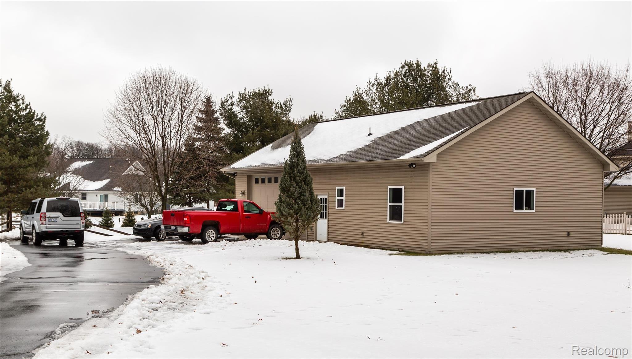 13675 White Lake Road Fenton, MI 48430 - Photo 6 of 26 TP-20200125-0163-Full.jpg