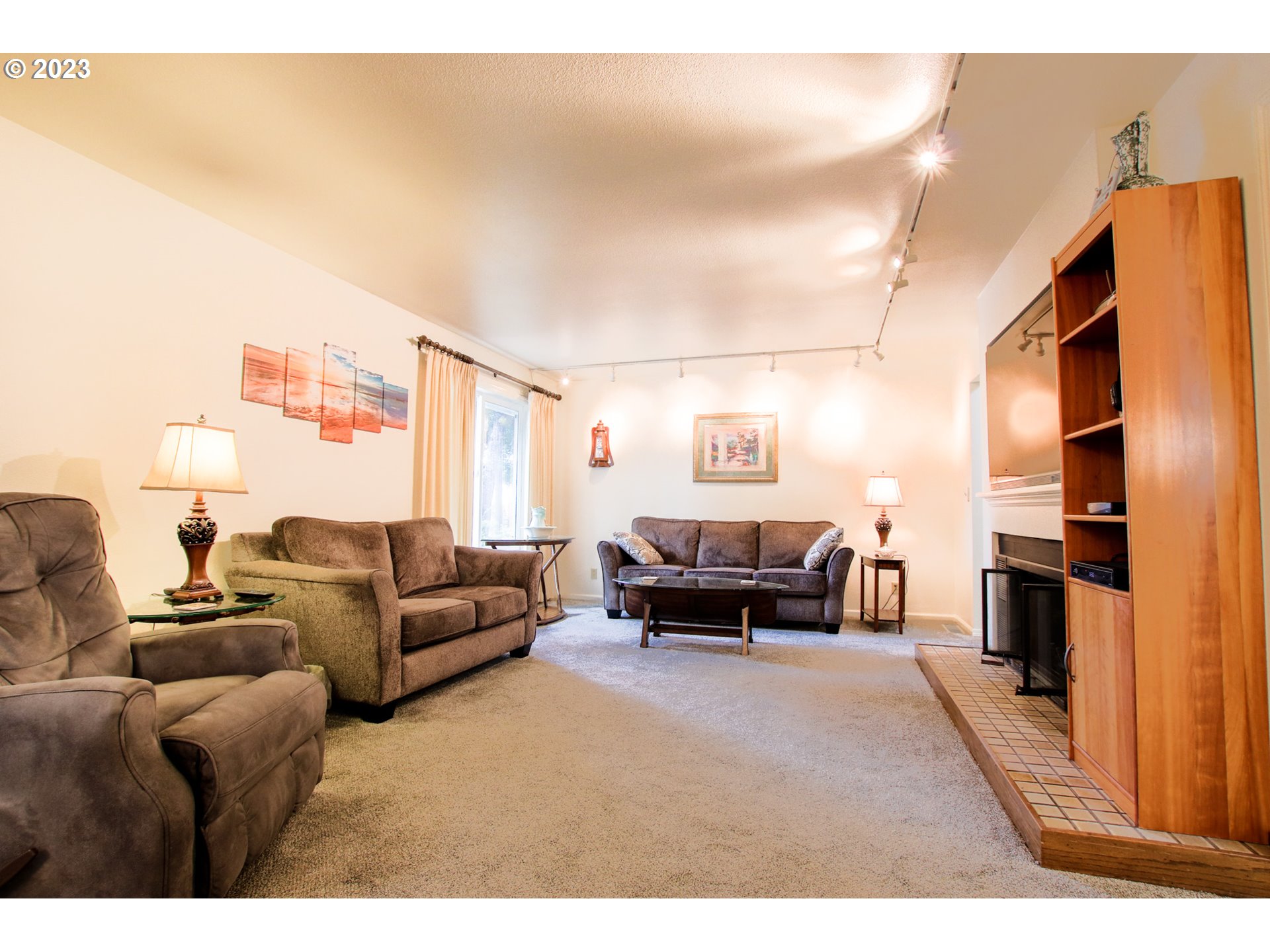 2240 23rd Street Florence, OR 97439 - Photo 19 of 37 a living room with furniture a dining table and a piano table with wooden floor
