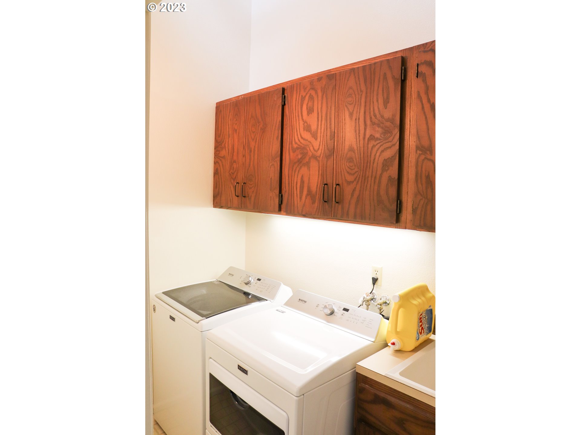 2240 23rd Street Florence, OR 97439 - Photo 26 of 37 a utility room with dryer and washer