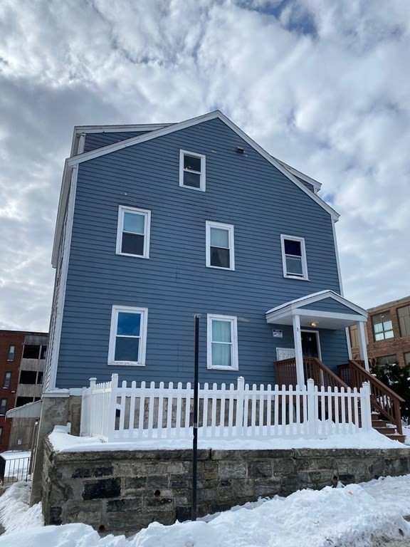 21 Sycamore Street Worcester, MA 01608 - Photo 3 of 6 Gallery Image 3