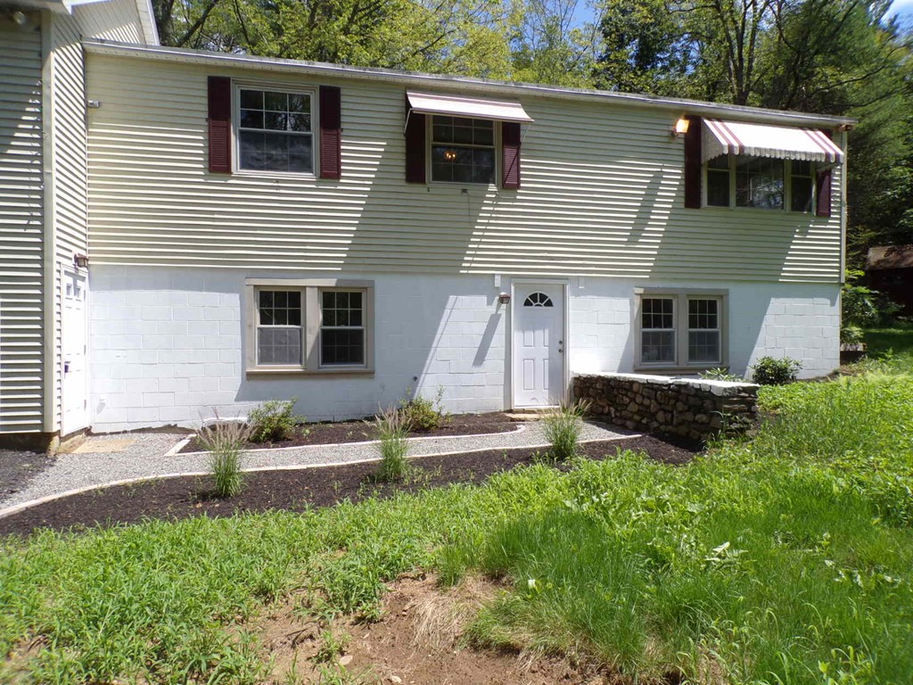 18 Camp Road Sturbridge, MA 01518 - Photo 2 of 21