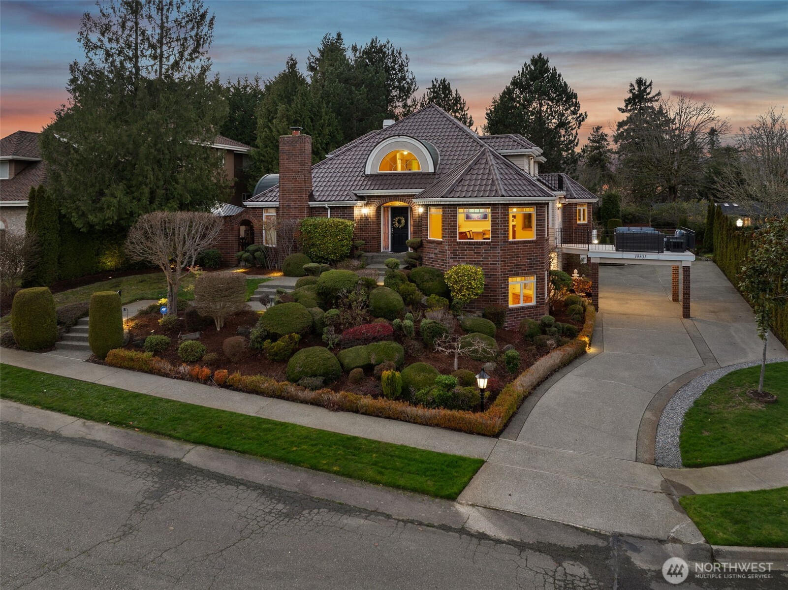 19301 4th Place Southwest Normandy Park, WA 98166 - Photo 2 of 37 a front view of a house with a yard